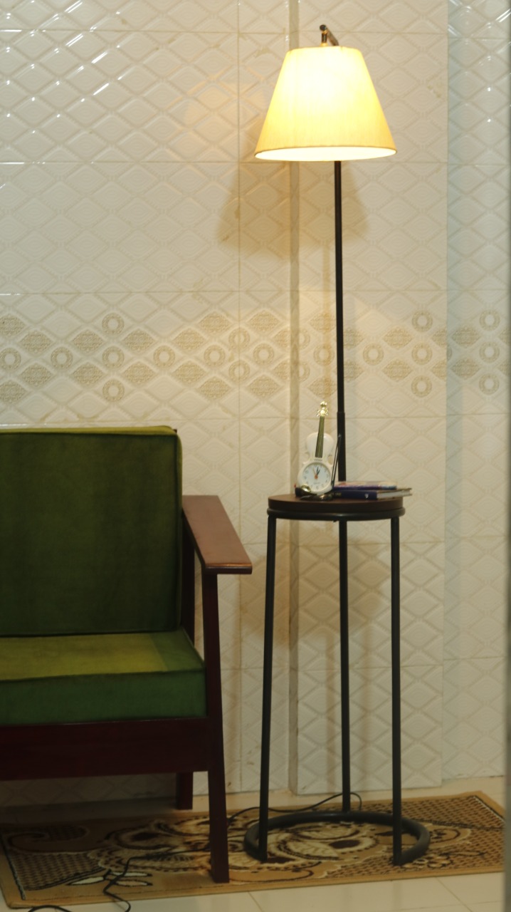 17 Floor Lamp with Side Table / Lamp Shade